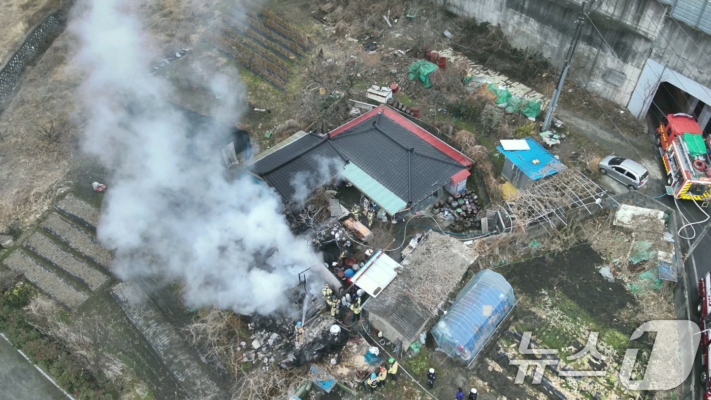 (광주=뉴스1) 이수민 기자 = 19일 2시 15분쯤 여수국가산단 한 화학공장서 화재가 발생해 소방대원들이 진화하고 있다. (전남소방본부 제공. 재판매 및 DB금지) 2026.1. …