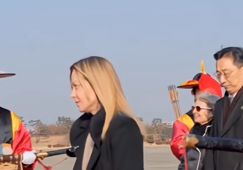 이탈리아 총리와 동행한 10살 딸…'블랙핑크 응원봉' 쥐고 방한