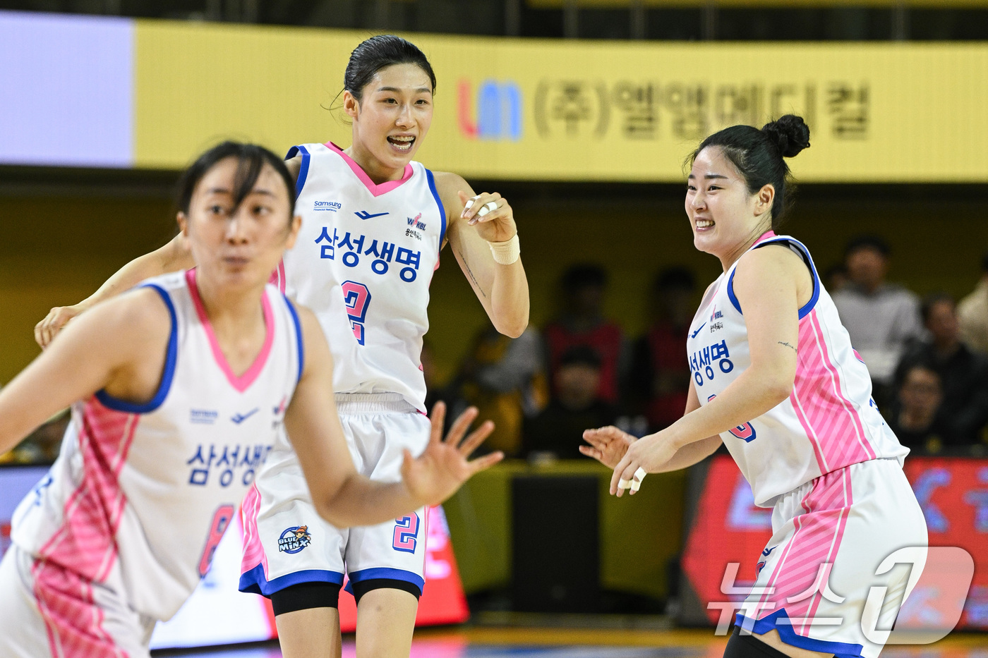 (청주=뉴스1) = 삼성생명 이해란과 김아름이 19일 충북 청주체육관에서 열린 BNK 금융 2025-2026 여자프로농구 KB스타즈와의 경기에서 득점 후 기뻐하고 있다. (WKBL …