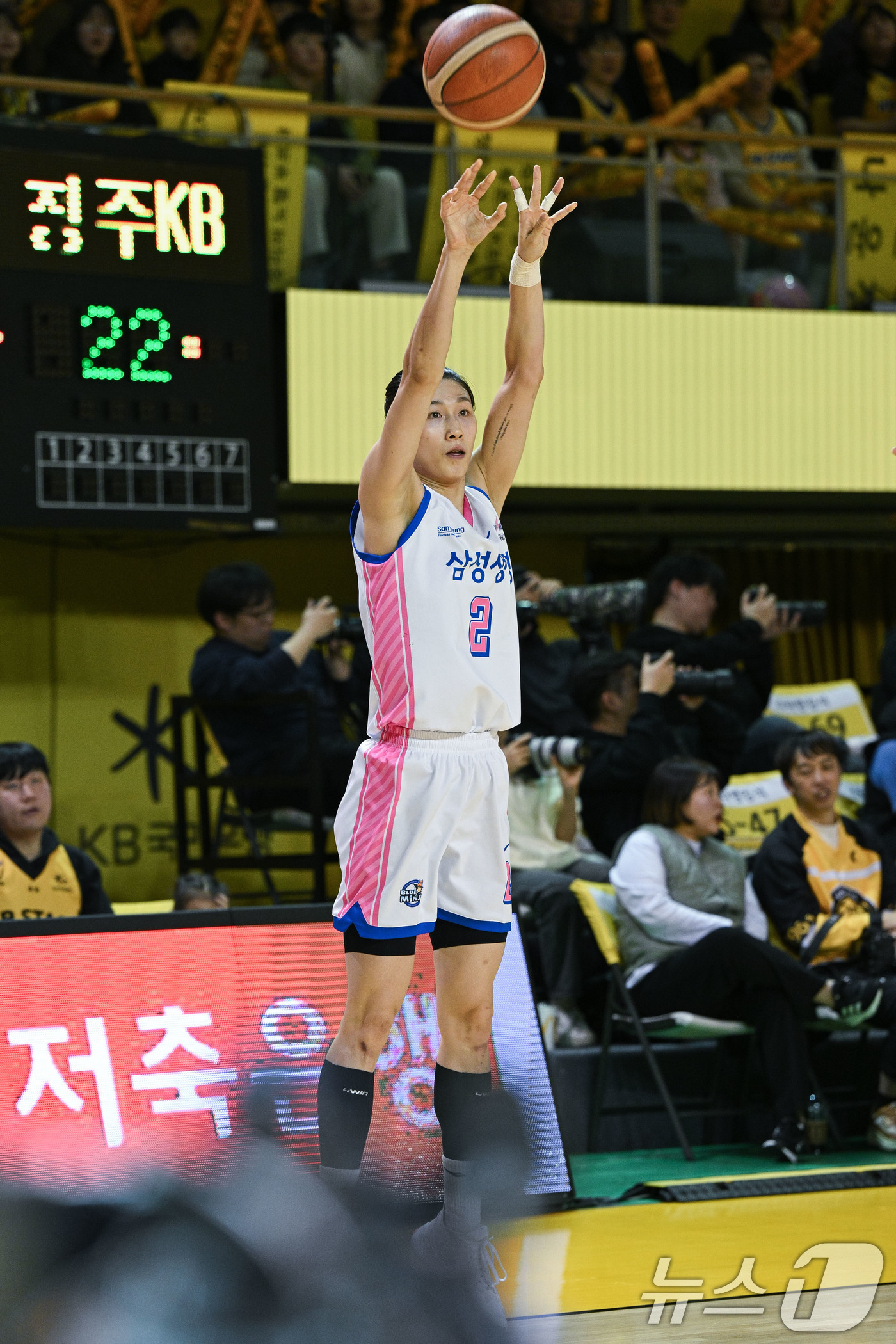 (청주=뉴스1) = 삼성생명 이해란이 19일 충북 청주체육관에서 열린 BNK 금융 2025-2026 여자프로농구 KB스타즈와의 경기에서 슛을 하고 있다. (WKBL 제공. 재판매 …