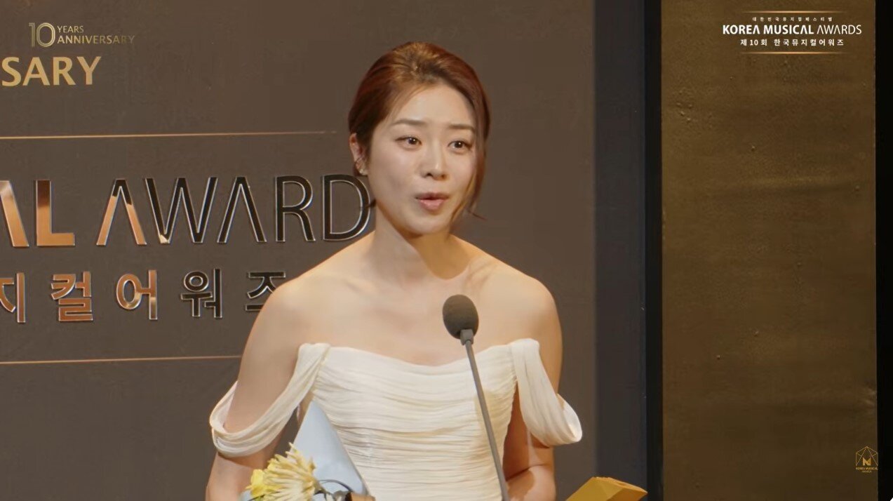 본문 이미지 - '제10회 한국뮤지컬어워즈'에서 여우주연상을 받은 조정은.(한국뮤지컬어워즈 유튜브 생중계 캡처)