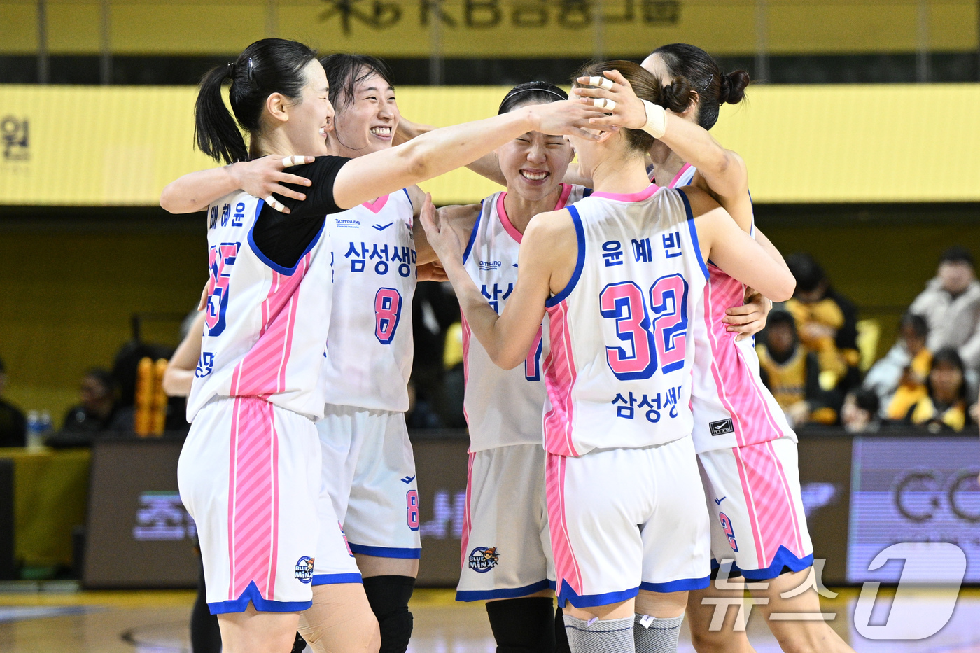 (청주=뉴스1) = 삼성생명 배혜윤, 이주연, 강유림, 윤예빈, 이해란이 19일 충북 청주체육관에서 열린 BNK 금융 2025-2026 여자프로농구 KB스타즈와의 경기에서 승리를 …