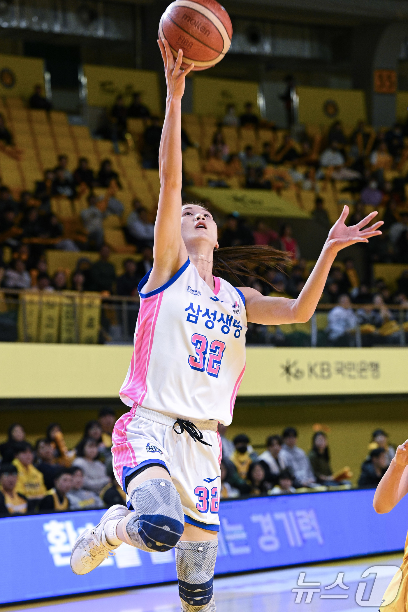 (청주=뉴스1) = 삼성생명 윤예빈이 19일 충북 청주체육관에서 열린 BNK 금융 2025-2026 여자프로농구 KB스타즈와의 경기에서 슛을 하고 있다. (WKBL 제공. 재판매 …