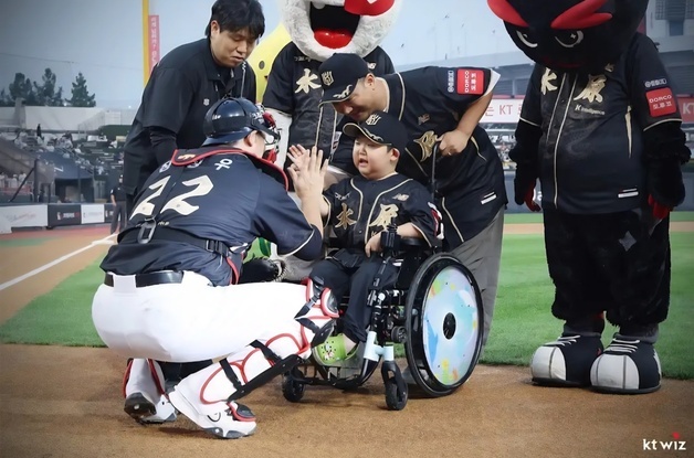 휠체어를 탄 10살 탐험가 "매일, 일상으로 나아간다"