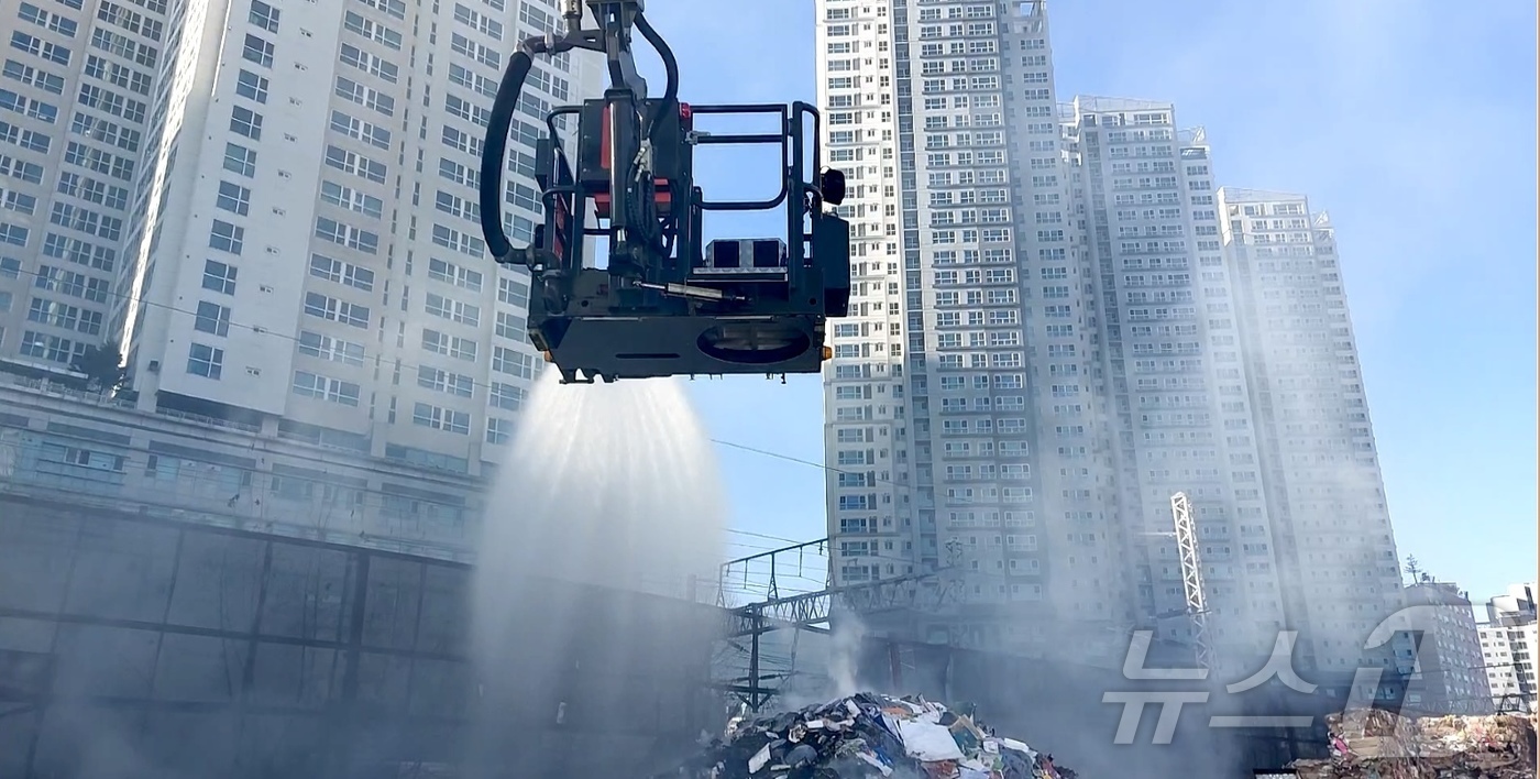 (서울=뉴스1) = 병오년(丙午年) 새해 첫날인 1일 오후 서울시 용산구 한강대로의 한 파지압축장에서 화재가 발생, 출동한 소방 대원들이 화재 진압을 하고 있다.이날 화재는 압축된 …