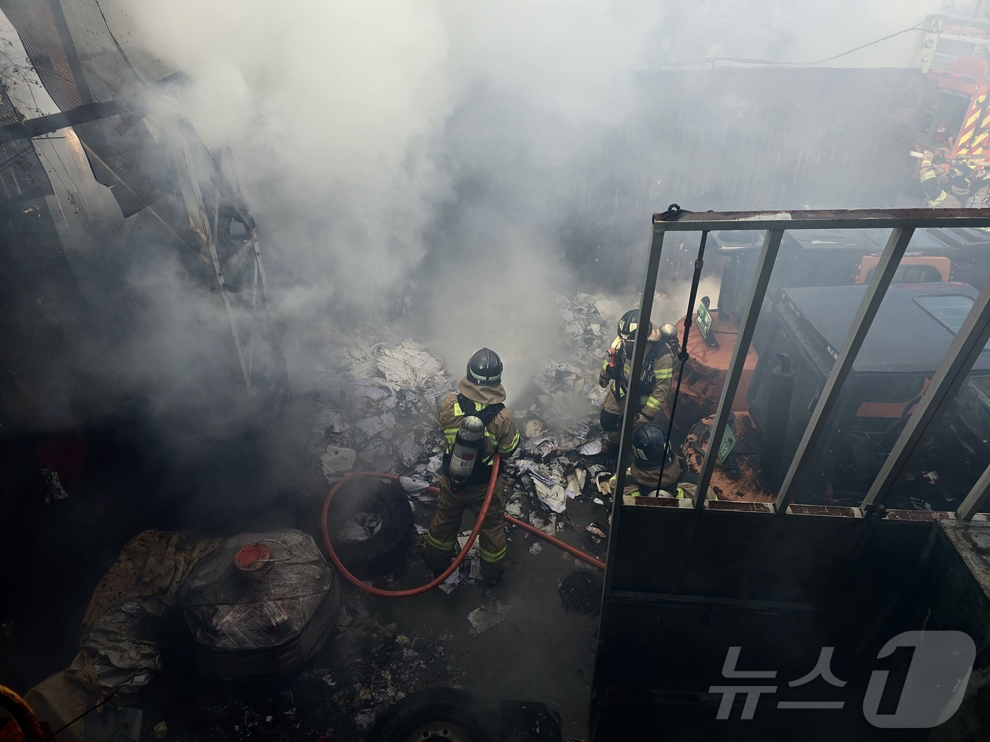 (서울=뉴스1) = 병오년(丙午年) 새해 첫날인 1일 오후 서울시 용산구 한강대로의 한 파지압축장에서 화재가 발생, 출동한 소방 대원들이 화재 진압을 하고 있다.이날 화재는 압축된 …