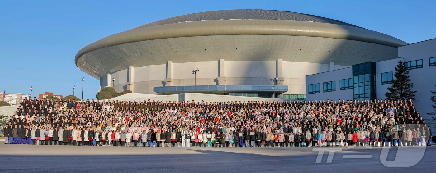 (평양 노동신문=뉴스1) = 북한 노동당 기관지 노동신문은 2일 "경애하는 아버지 김정은 원수님께서 1월 1일 2026년 설맞이 공연에 출연하는 학생소년들을 만나시고 따뜻이 축복해 …