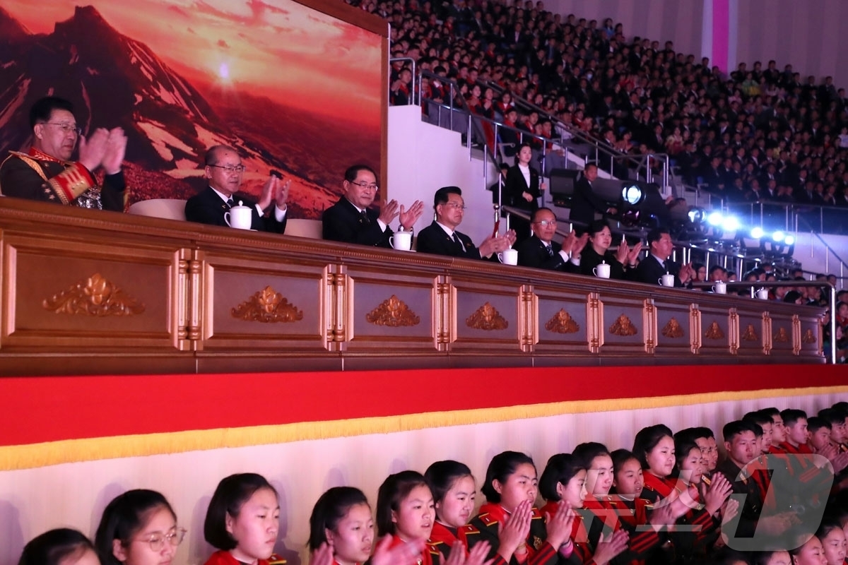 (평양 노동신문=뉴스1) = 북한 노동당 기관지 노동신문은 2일 학생소년들의 2026년 설맞이 공연 '제일 좋은 내 나라'가 전날 진행됐다고 보도했다. 당과 정부, 무력기관 간부들 …