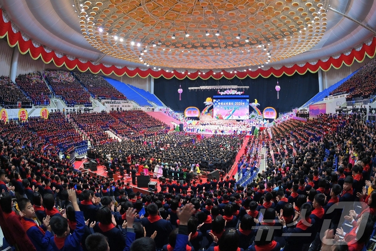 (평양 노동신문=뉴스1) = 북한 노동당 기관지 노동신문은 2일 학생소년들의 2026년 설맞이 공연 '제일 좋은 내 나라'가 전날 진행됐다고 보도했다. 당과 정부, 무력기관 간부들 …