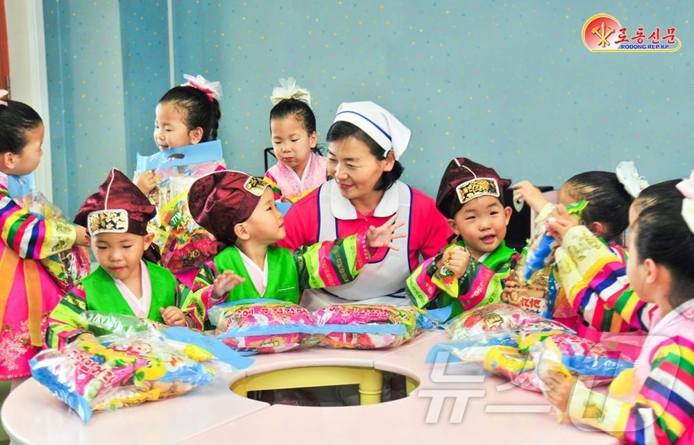 (평양 노동신문=뉴스1) = 북한 노동당 기관지 노동신문은 2일 새해를 맞으며 온 나라의 어린이들과 소학교(초등학교) 학생들이 김정은 당 총비서가 보낸 선물들을 맞았다고 선전했다. …