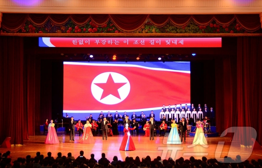 (평양 노동신문=뉴스1) = 북한 노동당 기관지 노동신문은 2일 "온 나라 전체 인민이 희망한 새해 2026년을 맞이했다"며 "각지의 봉사망들이 명절 봉사로 흥성였다"고 보도했다. …