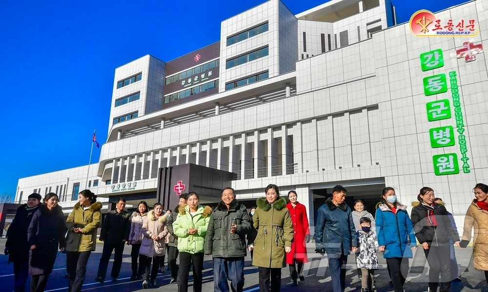 (평양 노동신문=뉴스1) = 북한 노동당 기관지 노동신문은 2일 강동군병원과 구성시병원이 개원하며 지역 주민들을 기쁘게하고 있다고 선전했다. [국내에서만 사용가능. 재배포 금지. …
