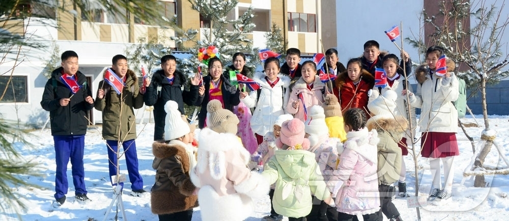 (평양 노동신문=뉴스1) = 북한 노동당 기관지 노동신문은 2일 함흥시 초운농장, 회상구역 쌍봉농장에서 살림집(주택) 입사(입주)모임을 진행했다고 보도했다. [국내에서만 사용가능. …