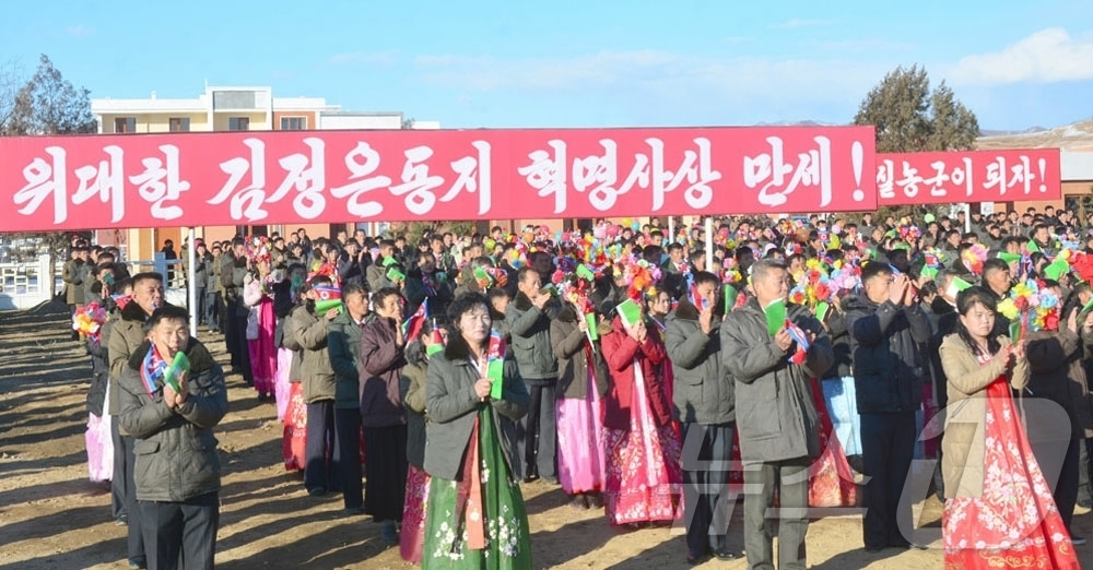 (평양 노동신문=뉴스1) = 북한 노동당 기관지 노동신문은 2일 함흥시 초운농장, 회상구역 쌍봉농장에서 살림집(주택) 입사(입주)모임을 진행했다고 보도했다. [국내에서만 사용가능. …