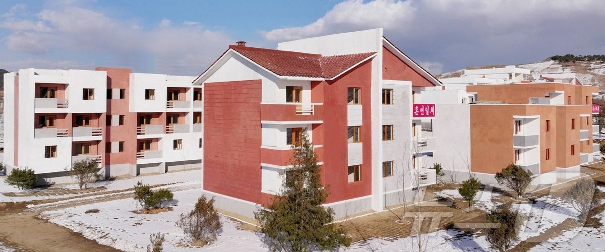 (평양 노동신문=뉴스1) = 북한 노동당 기관지 노동신문은 2일 함흥시 초운농장, 회상구역 쌍봉농장에서 살림집(주택) 입사(입주)모임을 진행했다고 보도했다. [국내에서만 사용가능. …