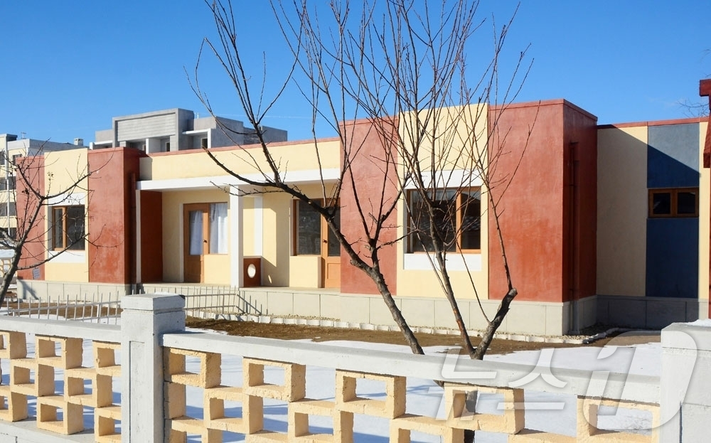 (평양 노동신문=뉴스1) = 북한 노동당 기관지 노동신문은 2일 함흥시 초운농장, 회상구역 쌍봉농장에서 살림집(주택) 입사(입주)모임을 진행했다고 보도했다. [국내에서만 사용가능. …