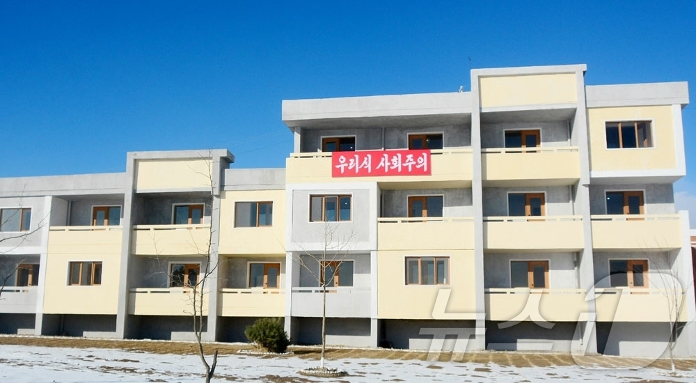 (평양 노동신문=뉴스1) = 북한 노동당 기관지 노동신문은 2일 함흥시 초운농장, 회상구역 쌍봉농장에서 살림집(주택) 입사(입주)모임을 진행했다고 보도했다. [국내에서만 사용가능. …