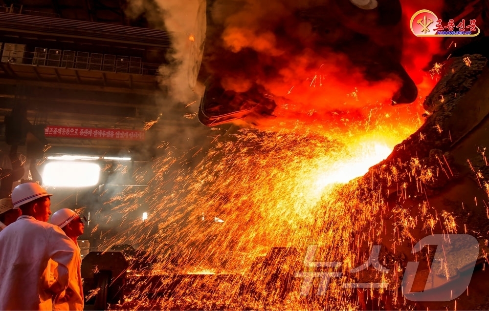 (평양 노동신문=뉴스1) = 북한 노동당 기관지 노동신문은 2일 "대야금기지들의 간부들과 노동계급이 올해 생산에서 큰 걸음을 내짚을 열의를 안고 새해 첫 출선, 첫 출강을 성과적으 …