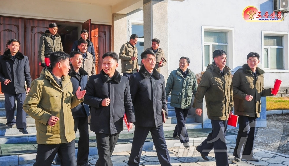 (평양 노동신문=뉴스1) = 북한 노동당 기관지 노동신문은 2일 "각지 당 일꾼(간부)들이 새해 첫날부터 인민들속으로 들어갔다"고 선전했다. 사진은 세포군당위원회 간부들. [국내에 …