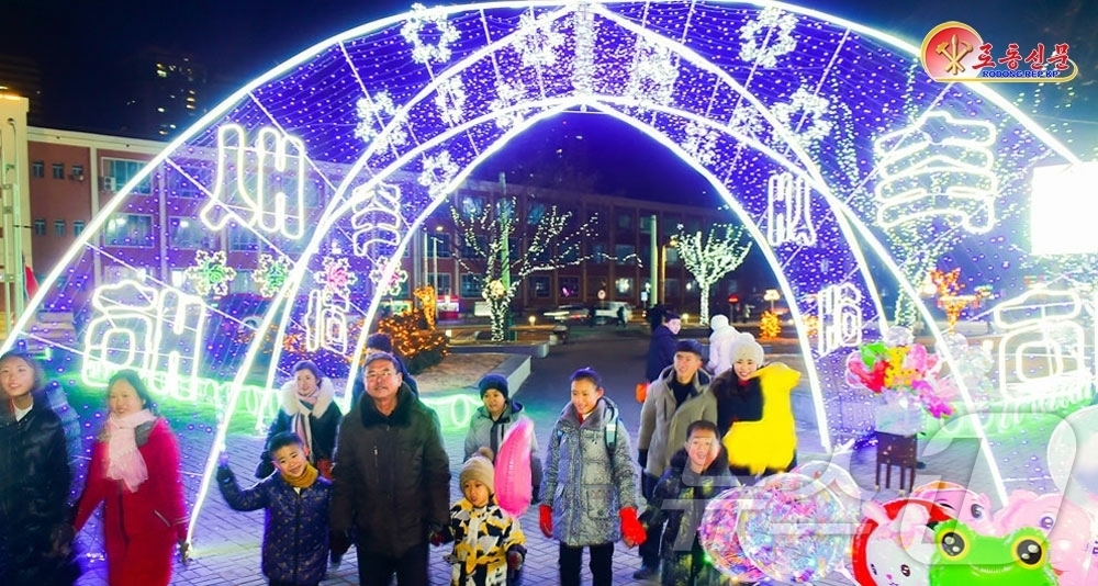 (평양 노동신문=뉴스1) = 북한 노동당 기관지 노동신문은 2일 "새로운 신심과 열정, 낙관이 넘쳐나는 수도의 거리"를 선전했다. [국내에서만 사용가능. 재배포 금지. DB 금지. …