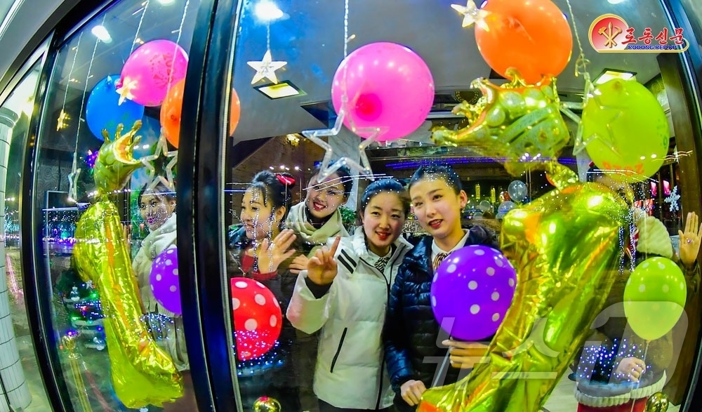 (평양 노동신문=뉴스1) = 북한 노동당 기관지 노동신문은 2일 "새로운 신심과 열정, 낙관이 넘쳐나는 수도의 거리"를 선전했다. [국내에서만 사용가능. 재배포 금지. DB 금지. …