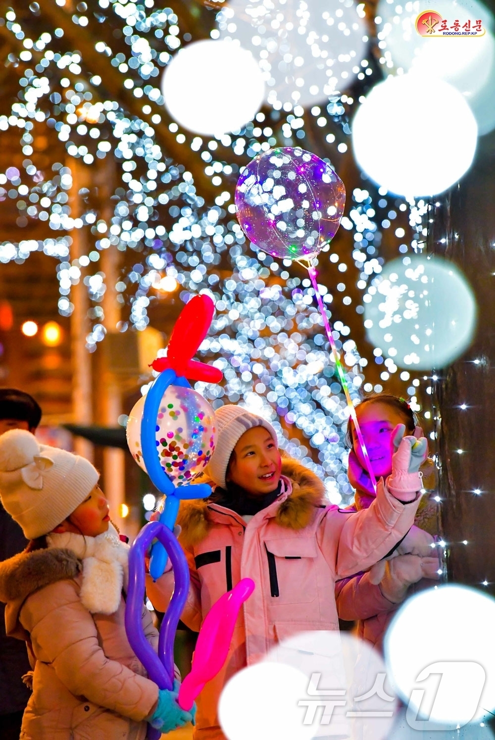 (평양 노동신문=뉴스1) = 북한 노동당 기관지 노동신문은 2일 "새로운 신심과 열정, 낙관이 넘쳐나는 수도의 거리"를 선전했다. [국내에서만 사용가능. 재배포 금지. DB 금지. …