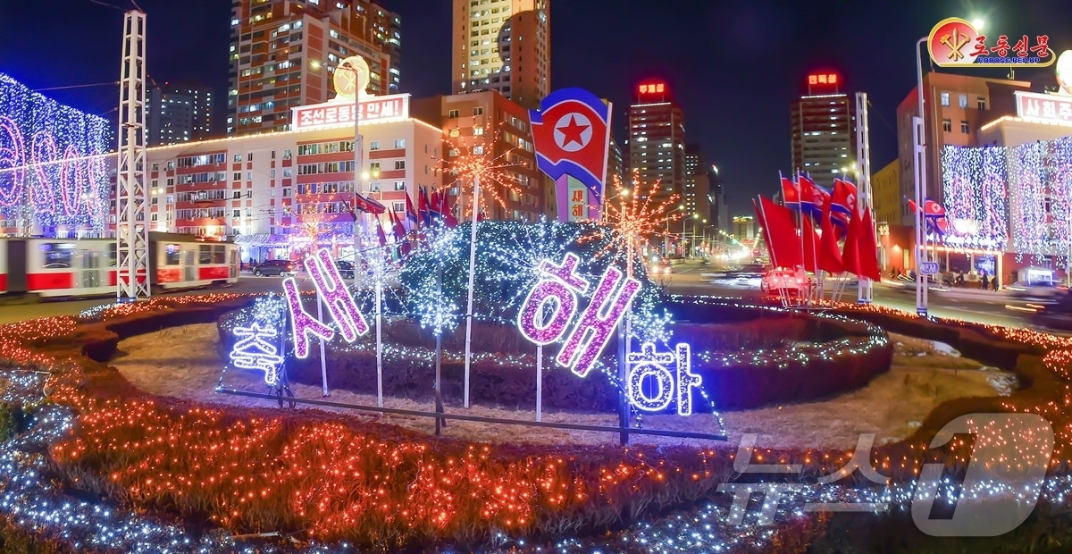 (평양 노동신문=뉴스1) = 북한 노동당 기관지 노동신문은 2일 "새로운 신심과 열정, 낙관이 넘쳐나는 수도의 거리"를 선전했다. [국내에서만 사용가능. 재배포 금지. DB 금지. …