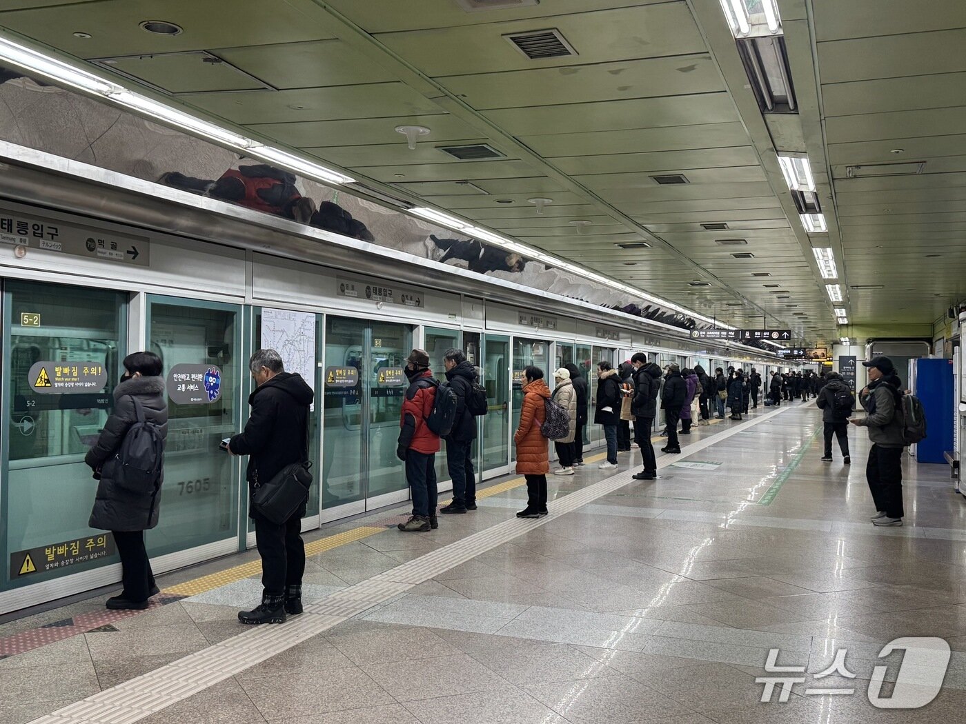 본문 이미지 - 2일 오전 5시 20분쯤 7호선 태릉입구역에서 첫 차를 기다리고 있는 시민들. 2026.1.2./뉴스1 ⓒ News1 권준언 기자