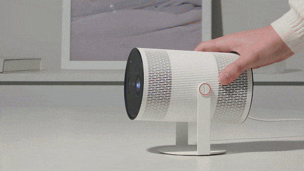 본문 이미지 - AI 포터블 프로젝터 '더 프리스타일+' 사용 모습(삼성전자 제공). ⓒ 뉴스1