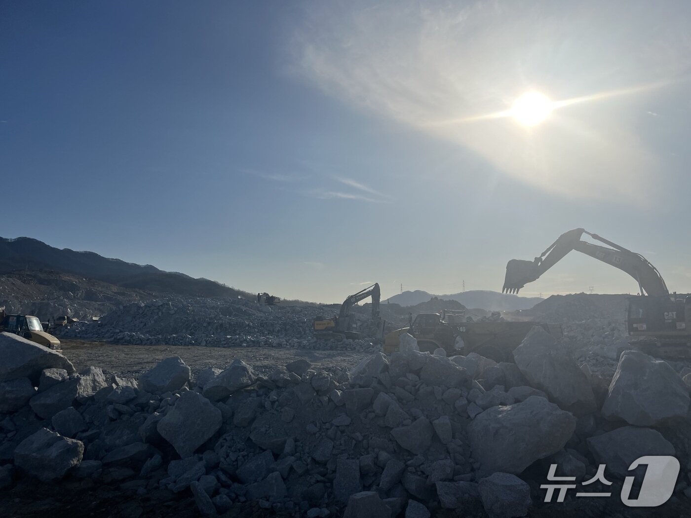 본문 이미지 - 지난달 22일 SK하이닉스 용인 클러스터 공사현장에서 크레인이 작업을 진행하고 있는 모습.ⓒ 뉴스1