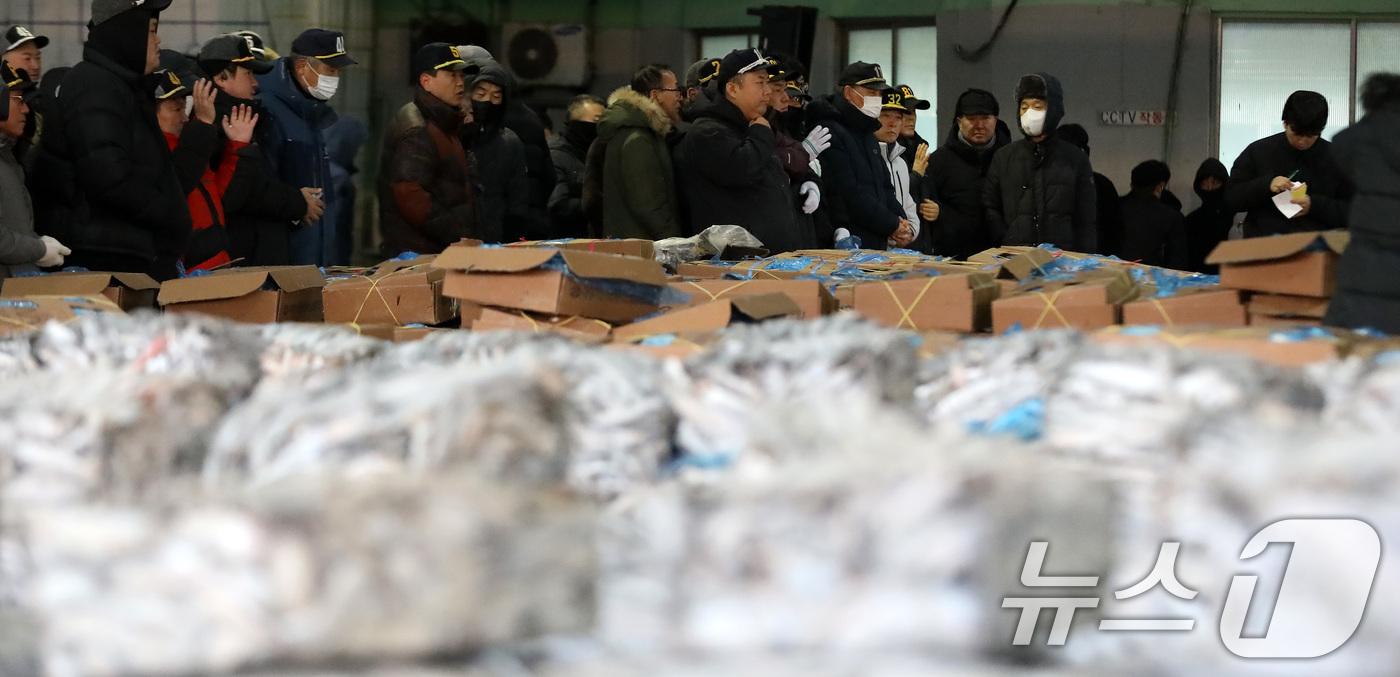 (부산=뉴스1) 윤일지 기자 = 2일 오전 부산 서구 부산공동어시장에서 중도매인들이 힘찬 손짓으로 새해 첫 수산물 경매를 진행하고 있다.  2026.1.2/뉴스1