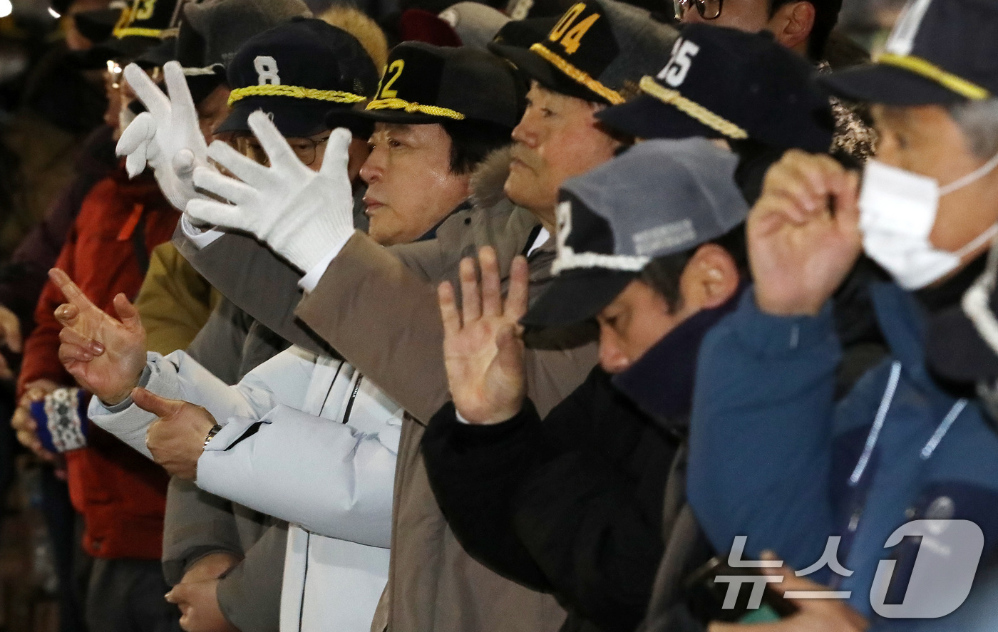 (부산=뉴스1) 윤일지 기자 = 2일 오전 부산 서구 부산공동어시장에서 중도매인들이 힘찬 손짓으로 새해 첫 수산물 경매를 진행하고 있다.  2026.1.2/뉴스1