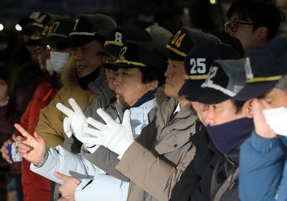 부산공동어시장 새해 첫 경매…힘찬 손짓