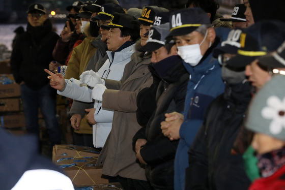 새해 첫 경매 진행하는 부산공동어시장