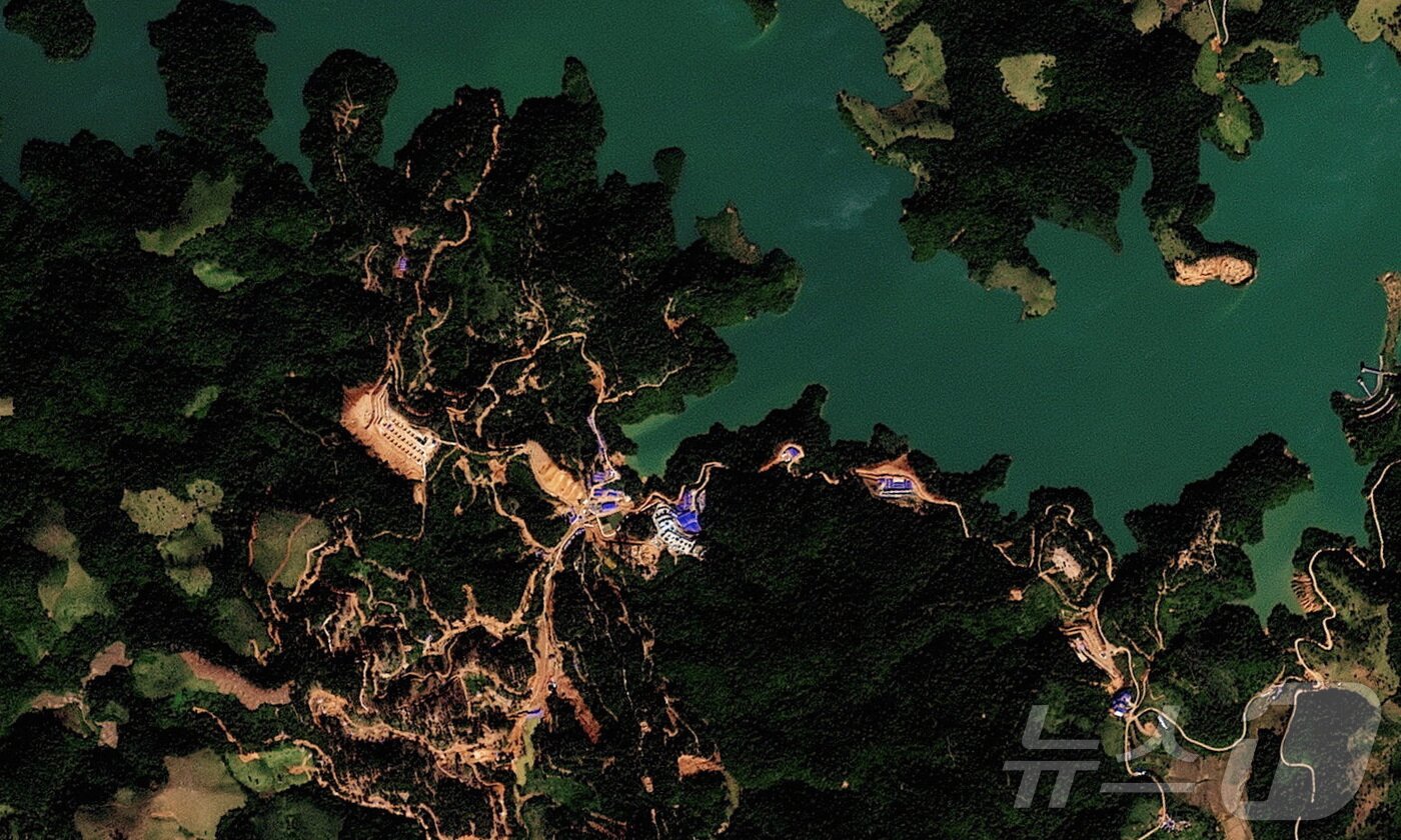 본문 이미지 - 라오스 북동부 시앙쿠앙주에 위치한 메콩강 지류의 남 느집 저수지의 위성사진. 이 지역에서는 희토류 채굴 활동이 활발히 진행되고 있다. 사진은 플래닛랩스 PBC 제공. 2025.11.15 ⓒ 로이터=뉴스1 ⓒ News1 김지완 기자