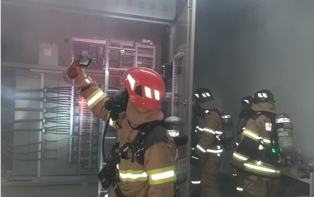 한밤 영주 아파트 전기실 화재…추위 속 160세대 4시간여 정전