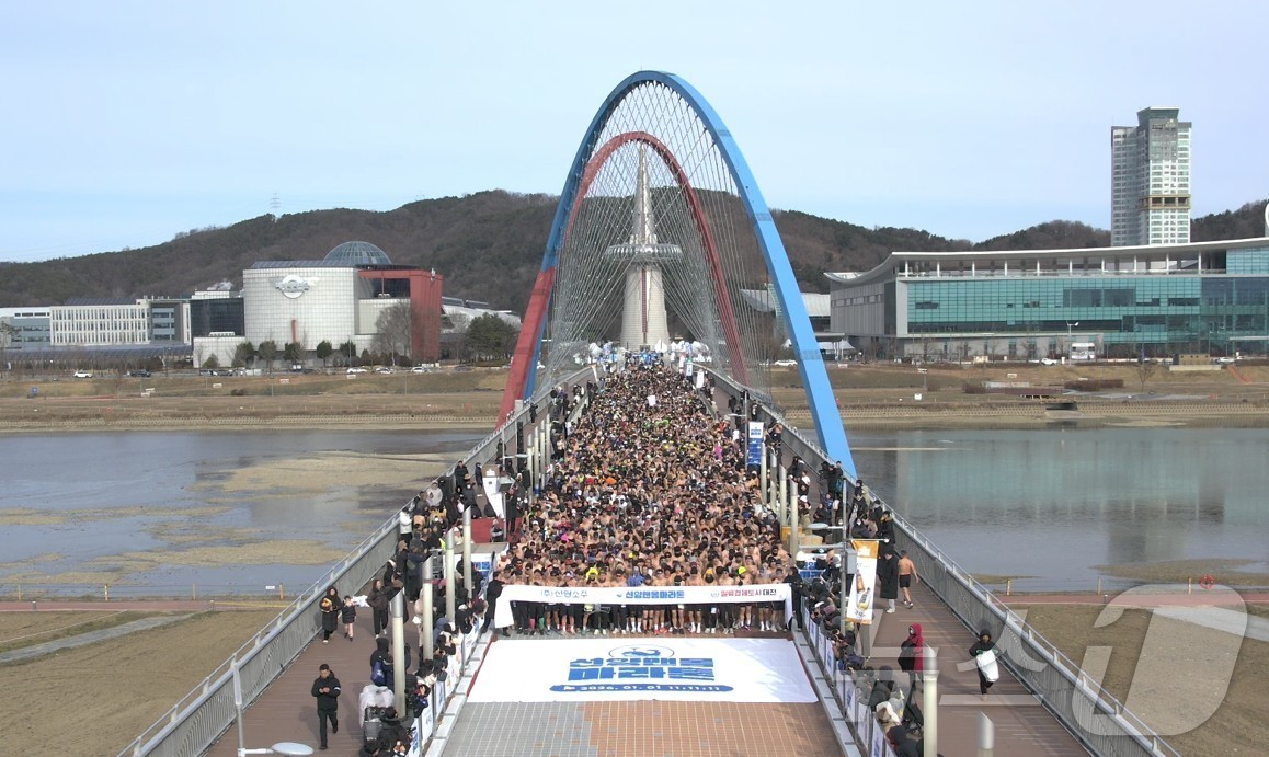 (대전=뉴스1) 이동원 기자 = ㈜선양소주(회장 조웅래)가 주최한 ‘2026 선양 맨몸마라톤’이 1일 오전, 전국에서 모인 ‘맨몸러’들의 힘찬 함성 속에 성황리에 개최됐다.행사의 …