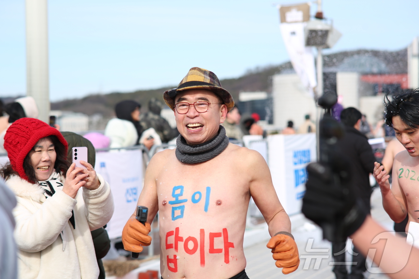 (대전=뉴스1) 이동원 기자 = ㈜선양소주가 주최한 ‘2026 선양 맨몸마라톤’이 1일 오전, 전국에서 모인 ‘맨몸러’들의 힘찬 함성 속에 성황리에 개최됐다. 조웅래 회장이 힘차게 …