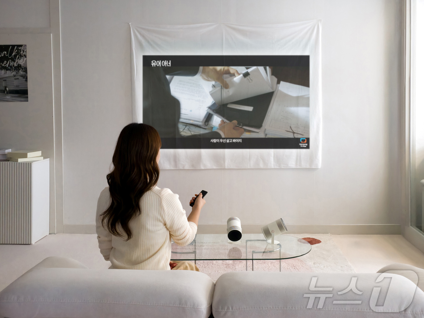 (서울=뉴스1) = 삼성전자가 CES 2026 개막에 앞서 오는 4일(현지시간) 미국 라스베이거스에서 '더 퍼스트룩' 행사를 열고 혁신적인 AI 포터블 프로젝터 '더 프리스타일+' …