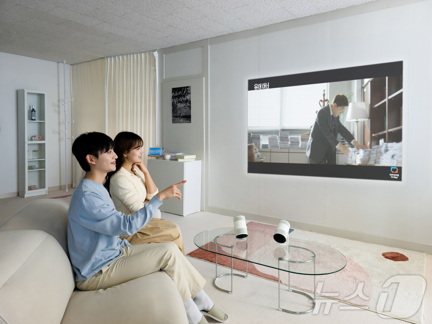 (서울=뉴스1) = 삼성전자가 CES 2026 개막에 앞서 오는 4일(현지시간) 미국 라스베이거스에서 '더 퍼스트룩' 행사를 열고 혁신적인 AI 포터블 프로젝터 '더 프리스타일+' …