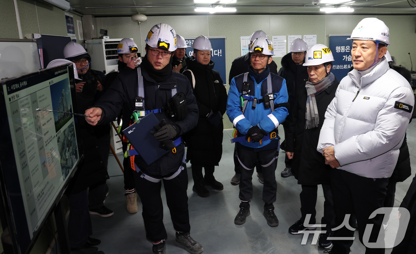 (서울=뉴스1) 김명섭 기자 = 오세훈 서울시장이 2일 서울 영등포구 유원제일1차 재건축공사 현장에서 신년 민간건축현장 안전 점검을 하고 있다. 2026.1.2/뉴스1