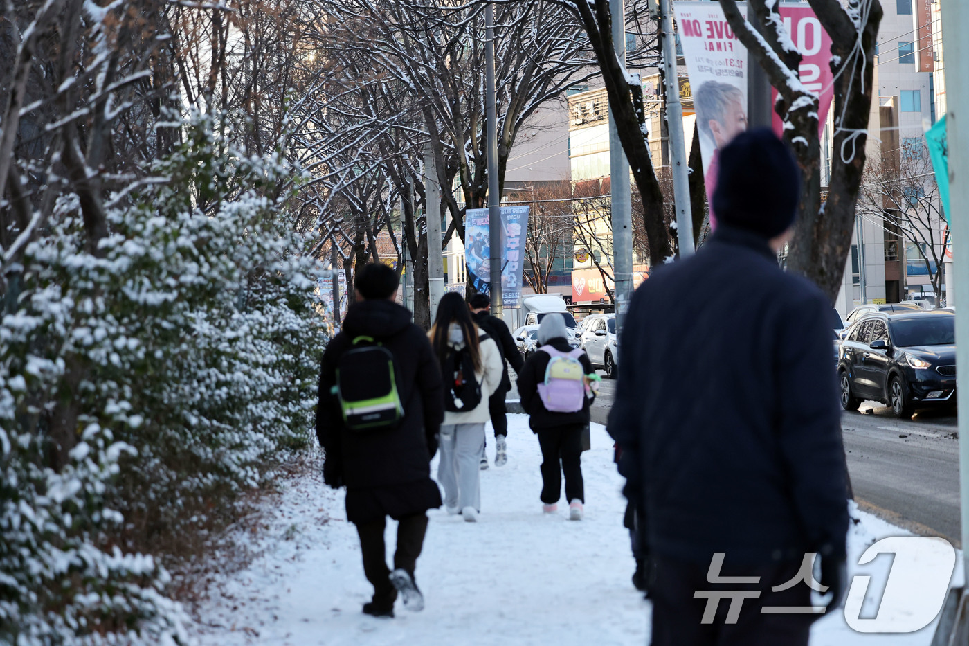 (광주=뉴스1) 박지현 기자 = 전남 장성에  최대 11.4㎝의 눈이 내린 2일 광주 북구 오치동에서 초등학생들이 등교를 위해 빙판길을 걸어가고 있다. 2026.1.2/뉴스1