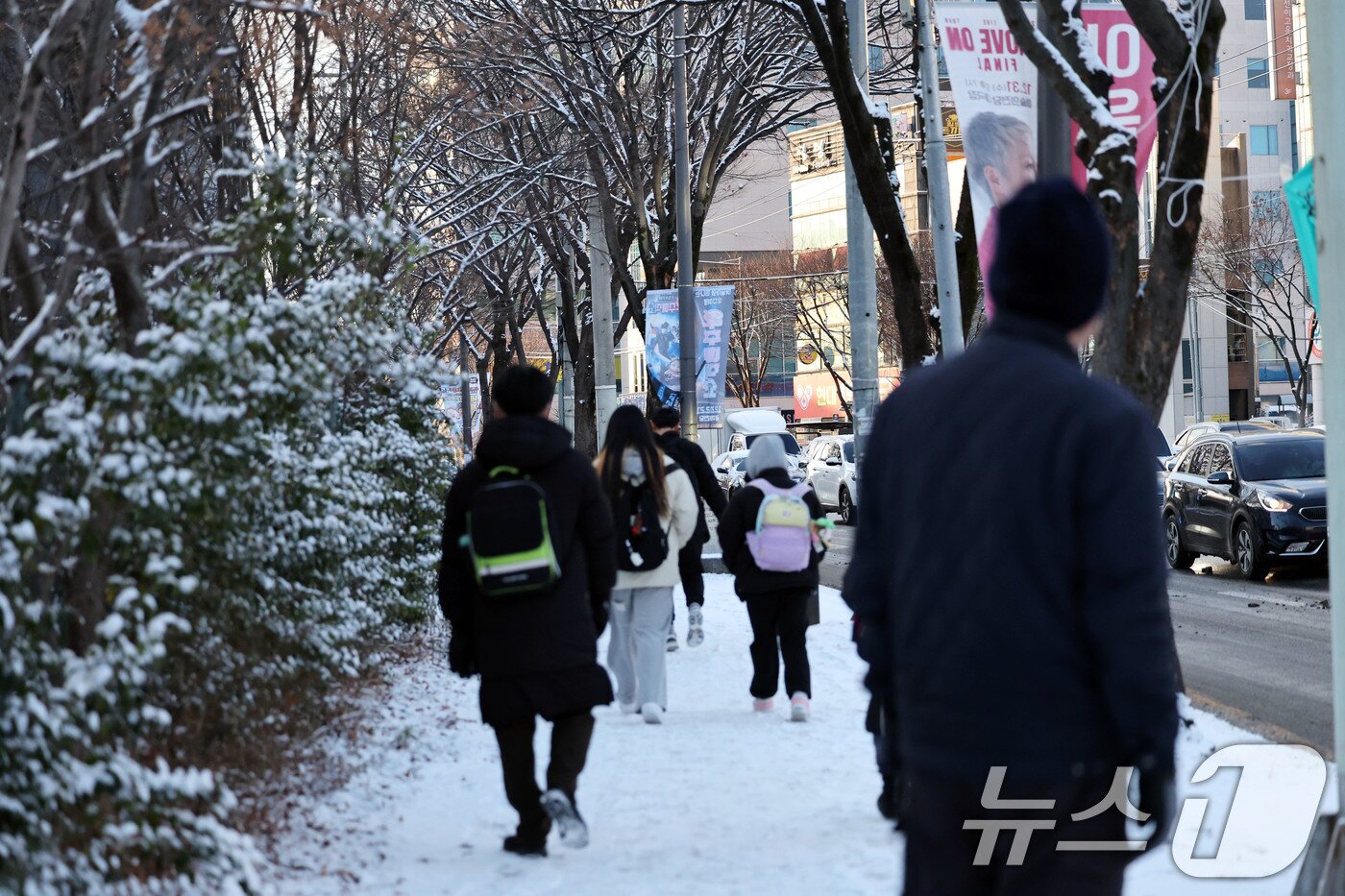 본문 이미지 - 전남 장성에 최대 11.4㎝의 눈이 내린 2일 광주 북구 오치동에서 초등학생들이 등교를 위해 빙판길을 걸어가고 있다. 2026.1.2/뉴스1 ⓒ News1 박지현 기자
