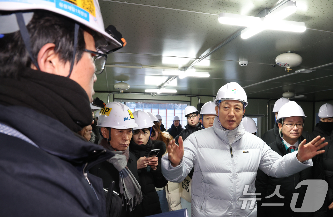 (서울=뉴스1) 김명섭 기자 = 오세훈 서울시장이 2일 서울 영등포구 유원제일1차 재건축공사 현장에서 신년 민간건축현장 안전점검을 하고 있다. 2026.1.2/뉴스1