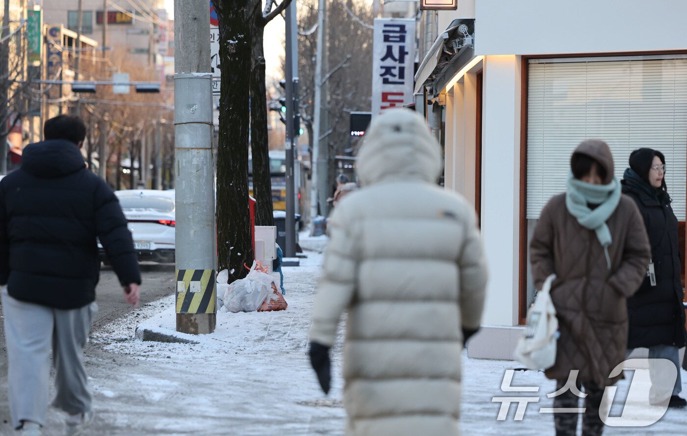 본문 이미지 - 전남 장성에 최대 11.4㎝의 눈이 내린 2일 광주 북구 오치동에서 시민들이 중무장한 채 출근길에 나서고 있다. 2026.1.2/뉴스1 ⓒ News1 박지현 기자