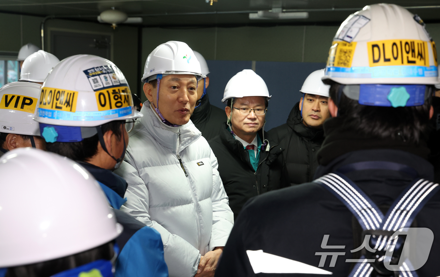 (서울=뉴스1) 김명섭 기자 = 오세훈 서울시장이 2일 서울 영등포구 유원제일1차 재건축공사 현장에서 신년 민간건축현장 안전점검을 하고 있다. 2026.1.2/뉴스1