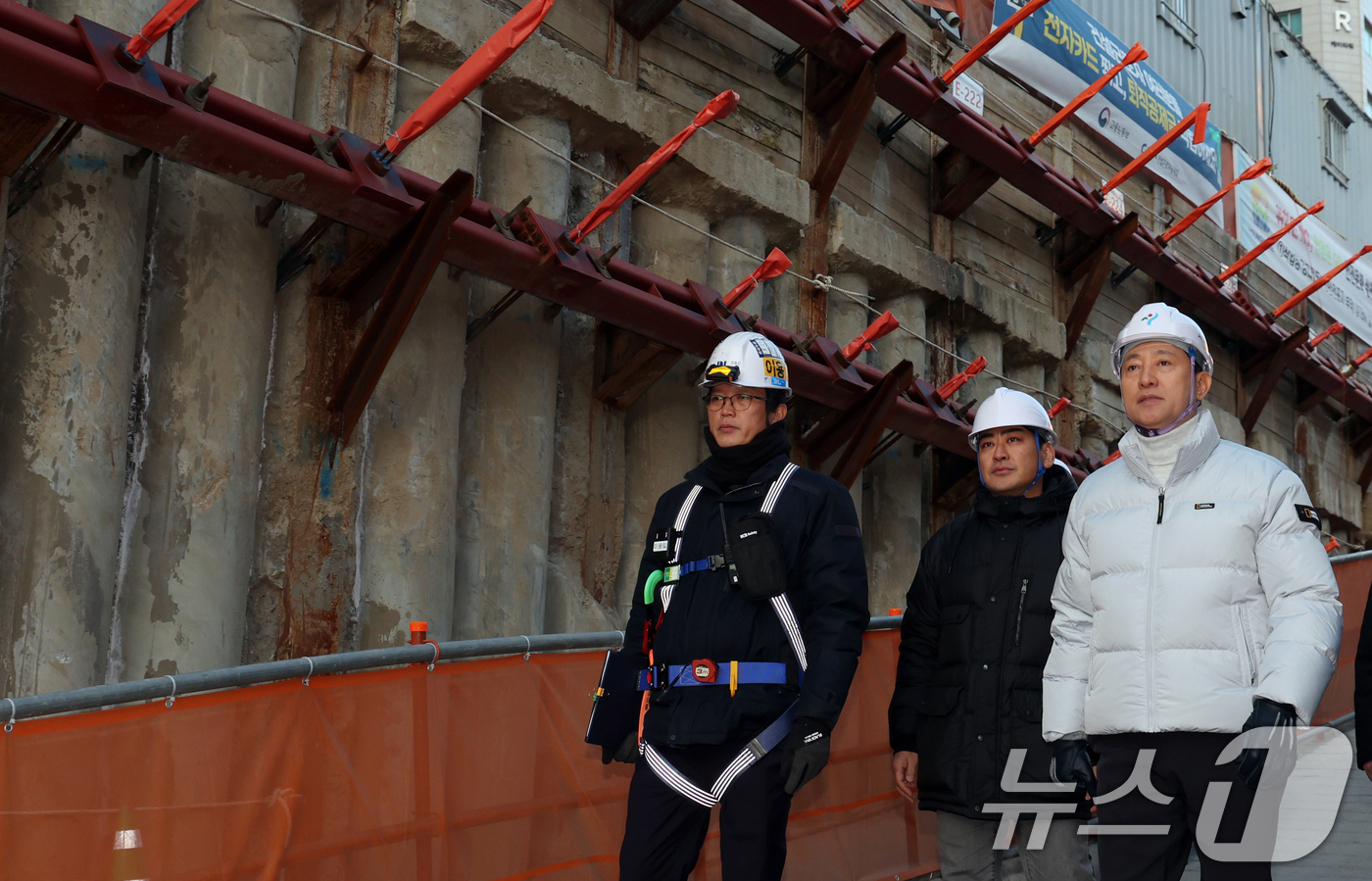 (서울=뉴스1) 김명섭 기자 = 오세훈 서울시장이 2일 서울 영등포구 유원제일1차 재건축공사 현장에서 신년 민간건축현장 안전점검을 하고 있다. 2026.1.2/뉴스1