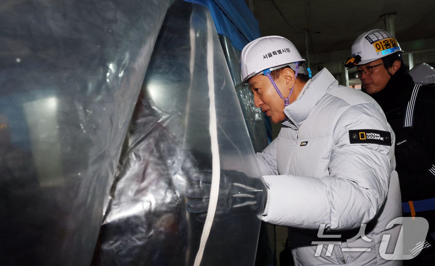 (서울=뉴스1) 김명섭 기자 = 오세훈 서울시장이 2일 서울 영등포구 유원제일1차 재건축공사 현장에서 신년 민간건축현장 안전점검을 하고 있다. 2026.1.2/뉴스1