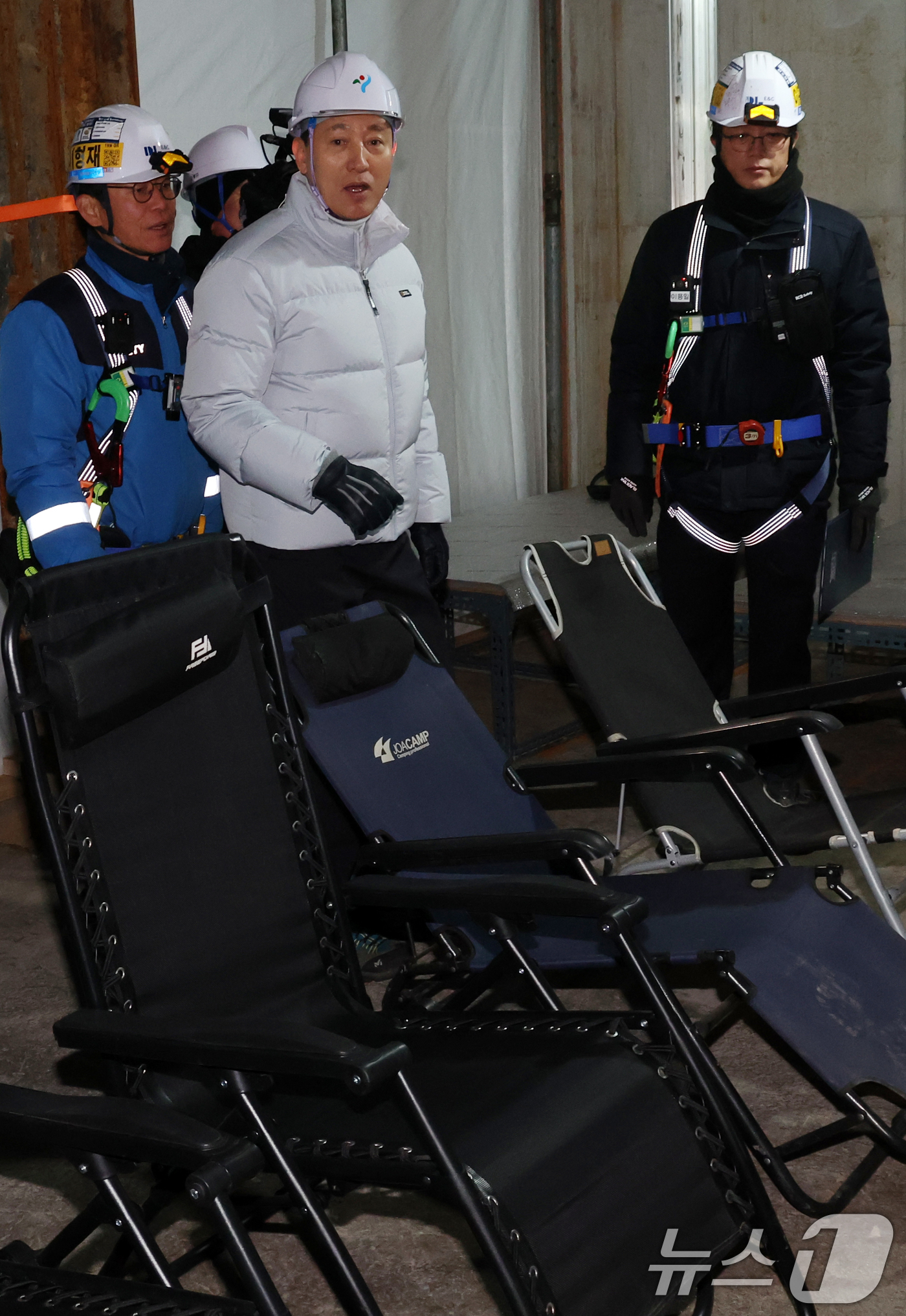 (서울=뉴스1) 김명섭 기자 = 오세훈 서울시장이 2일 서울 영등포구 유원제일1차 재건축공사 현장에서 신년 민간건축현장 안전점검을 하며 근로자휴게실을 살펴보고 있다. 2026.1. …