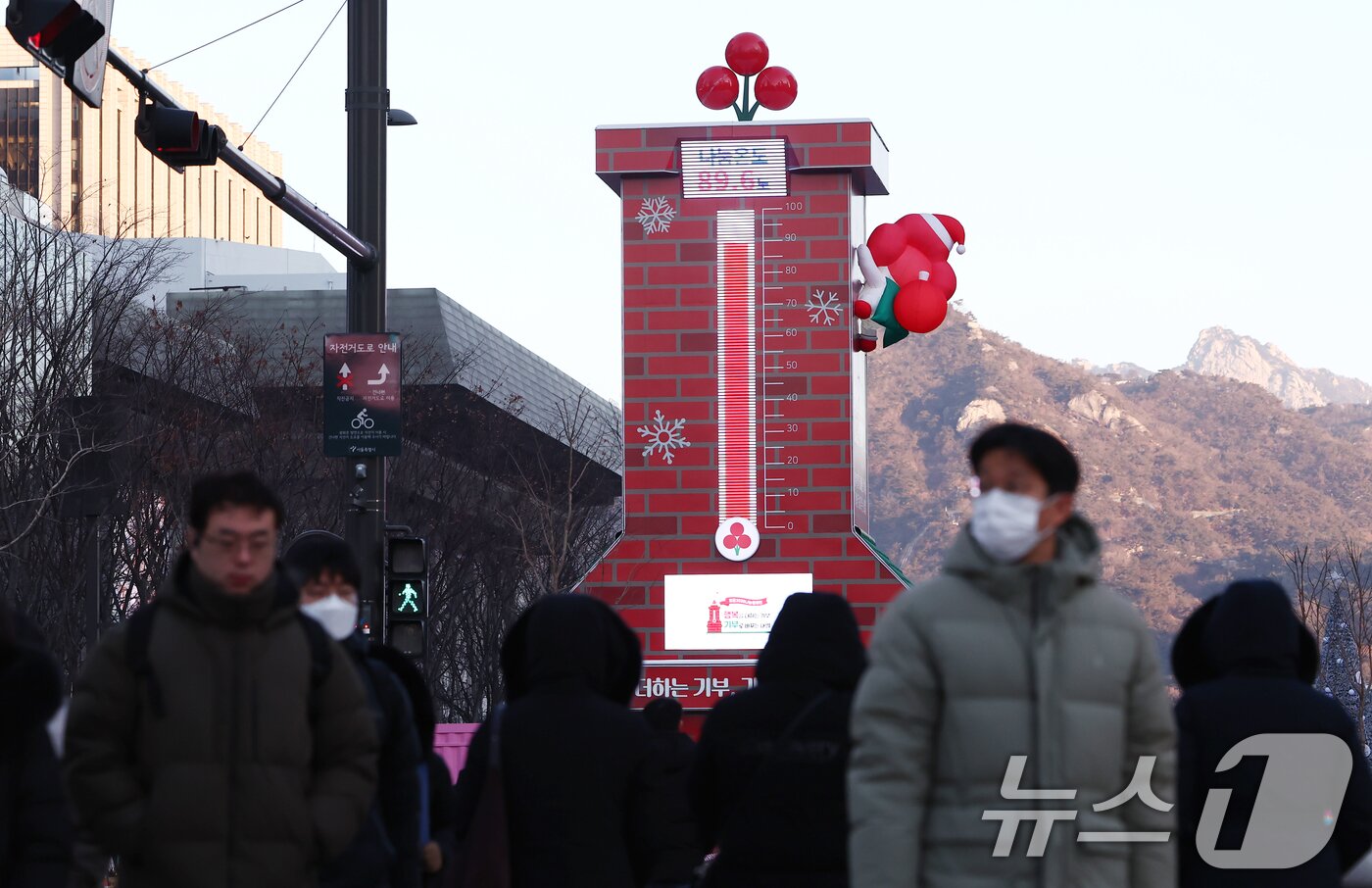 본문 이미지 - 서울이 영하 12도까지 내려가는 등 강추위를 보인 2일 오전 서울 종로구 광화문 네거리에서 두꺼운 외투를 입은 시민들이 발걸음을 옮기고 있다. 이날 사랑의 온도탑 나눔온도는 89.6도를 보이고 있다. 2026.1.2/뉴스1 ⓒ News1 김민지 기자